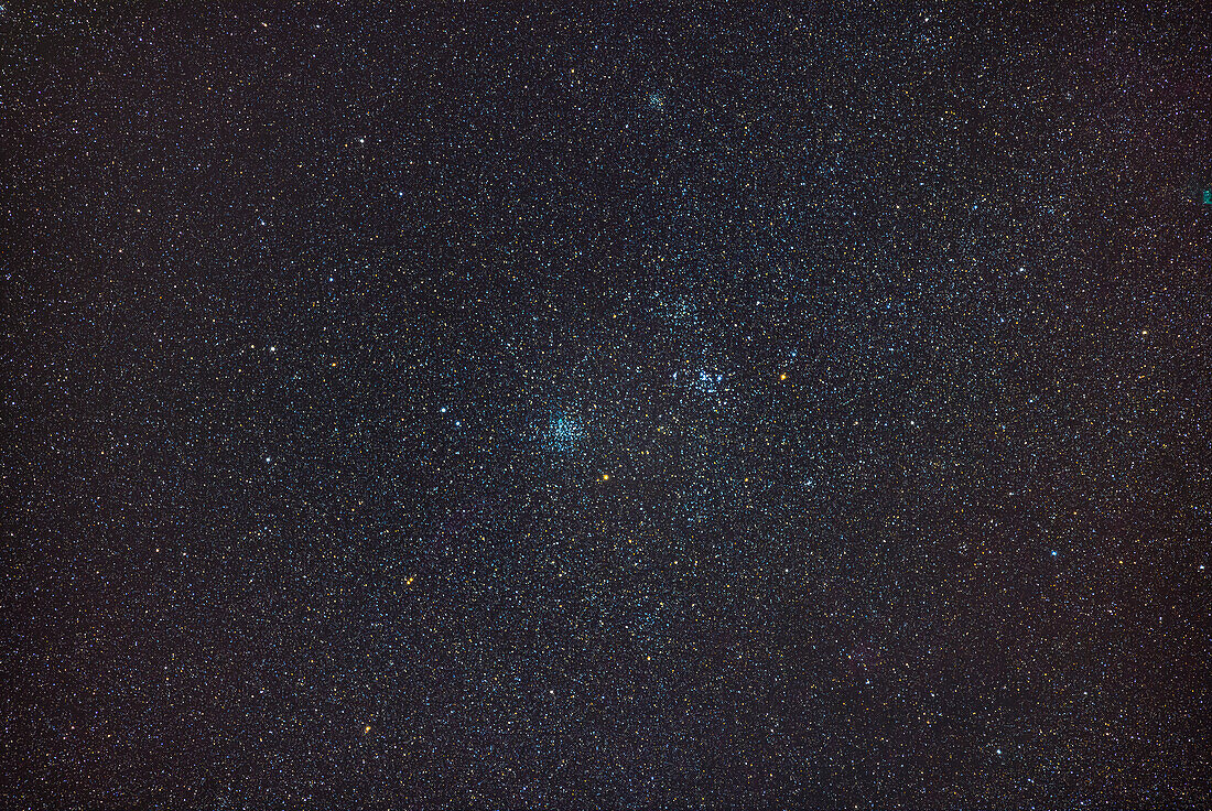 Die Sternhaufen Messier 46 (links) und Messier 47 (rechts) in Puppis, in einer Weitwinkel-Teleaufnahme, die das Gesichtsfeld eines Fernglases simuliert. Die Sternhaufen NGC 2423 (oberhalb von M47) und Mel71 (oben) sind ebenfalls im Bild zu sehen. Der kleine, in M46 eingebettete Planet NGC 2438 ist nur als grüner Punkt zu erkennen.