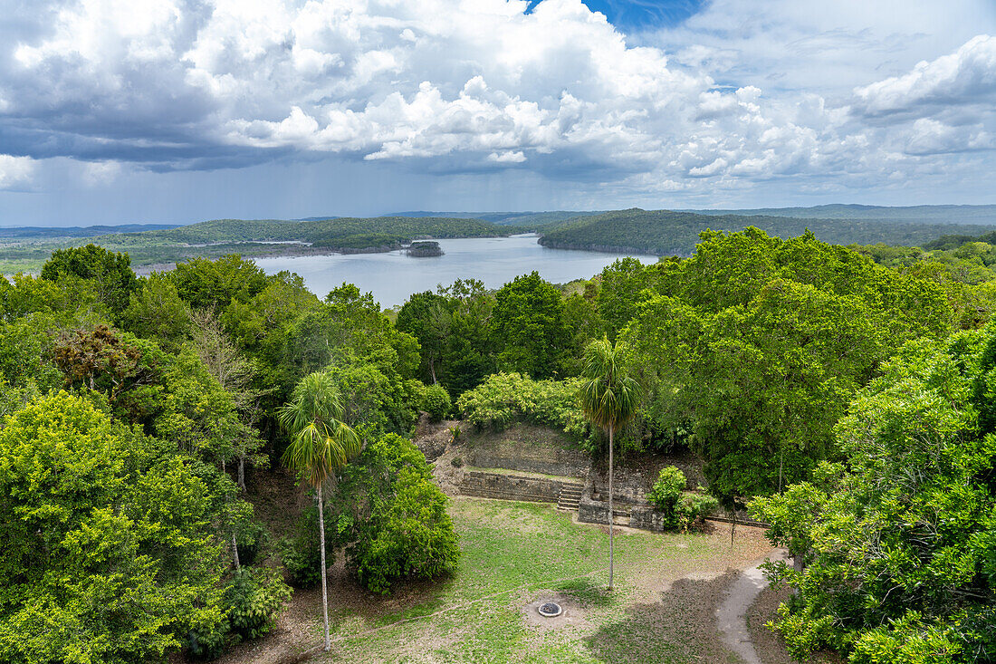 Blick auf den Yaxha-See und die Plaza E von der Spitze der Struktur 216 in den Maya-Ruinen im Yaxha-Nakun-Naranjo-Nationalpark, Guatemala. Die Struktur 216 ist die höchste Pyramide in den Yaxha-Ruinen.