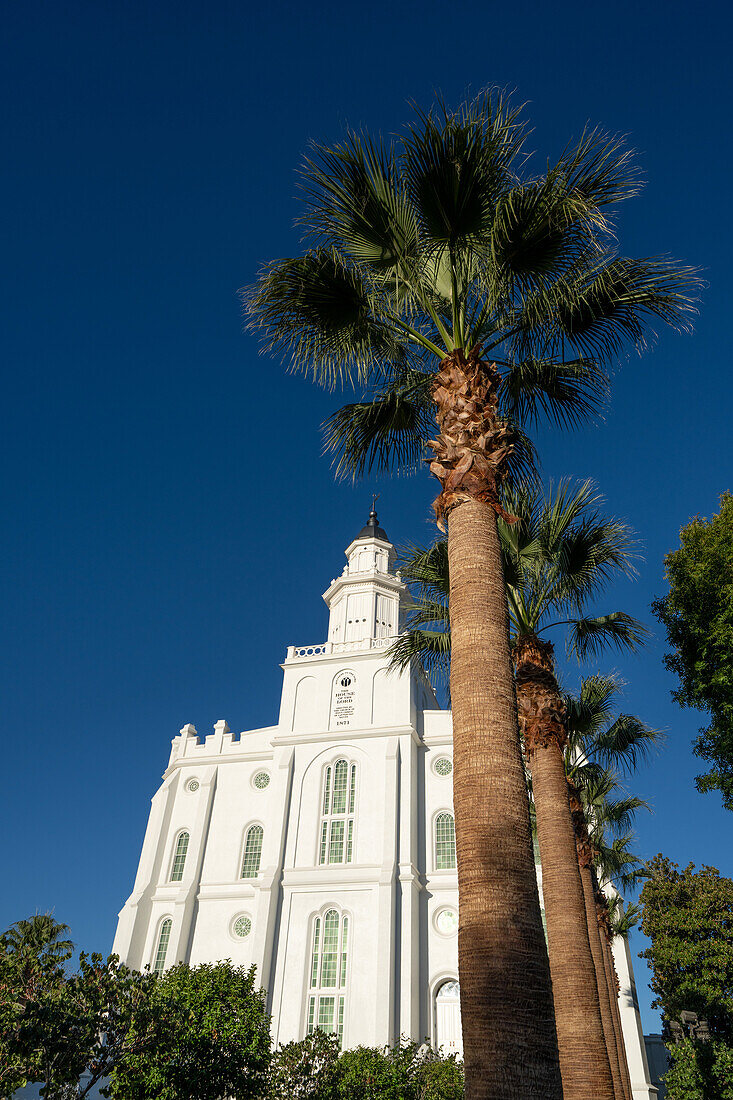 Der St. George Utah-Tempel der Kirche Jesu Christi der Heiligen der Letzten Tage in St. George, Utah. Er war der erste in Utah fertiggestellte Tempel und wurde 1871 eingeweiht.