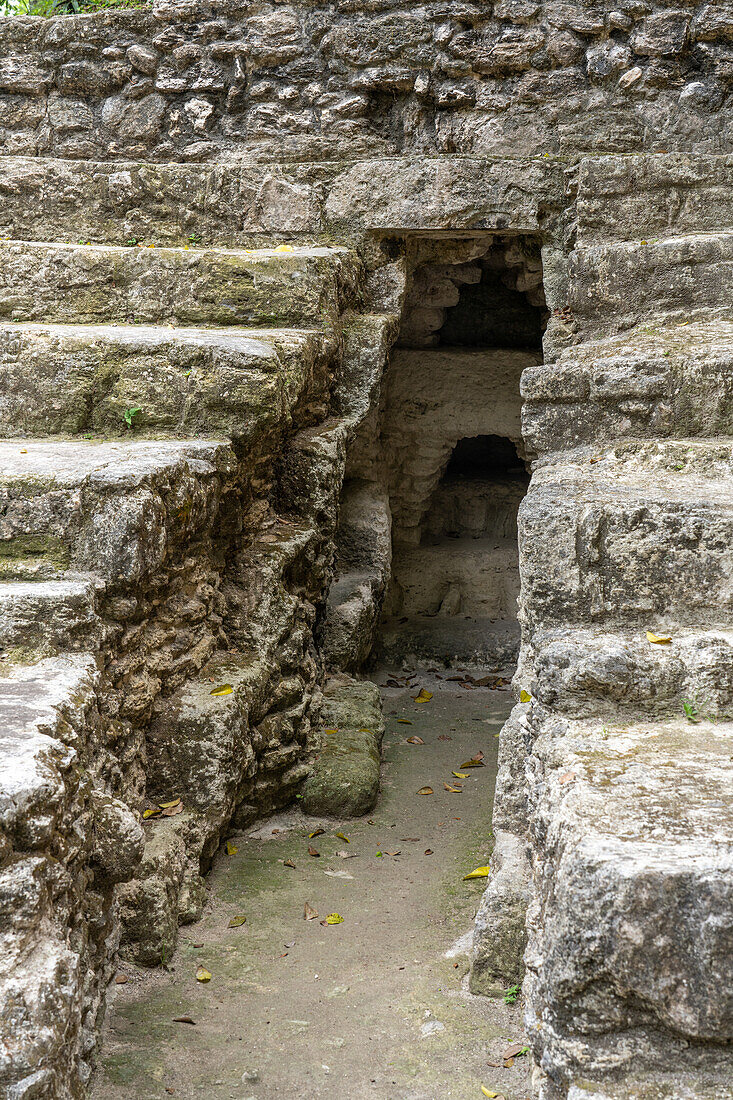 Ausgrabung, die frühere Bauschichten in der Nordakropolis der Maya-Ruinen im Yaxha-Nakun-Naranjo-Nationalpark in Guatemala zeigt. Bauwerk 135.