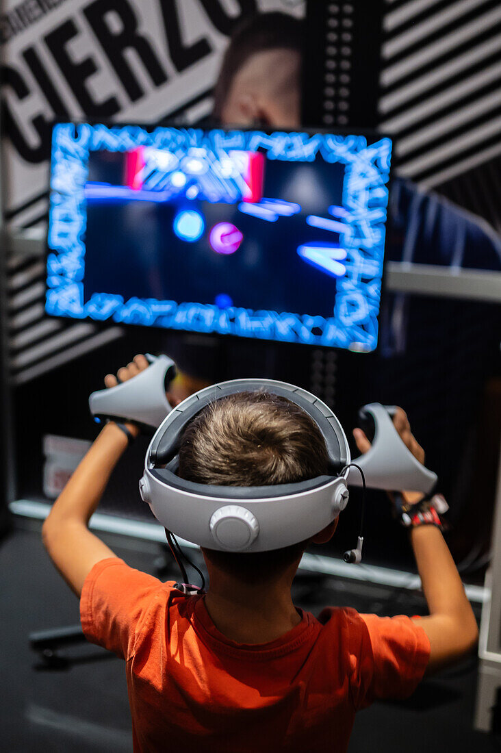 Junge spielt mit Meta Quest 2 All-in-One VR-Headset während ZGamer, einem Festival für Videospiele, digitale Unterhaltung, Brettspiele und YouTuber während El Pilar Fiestas in Zaragoza, Aragon, Spanien