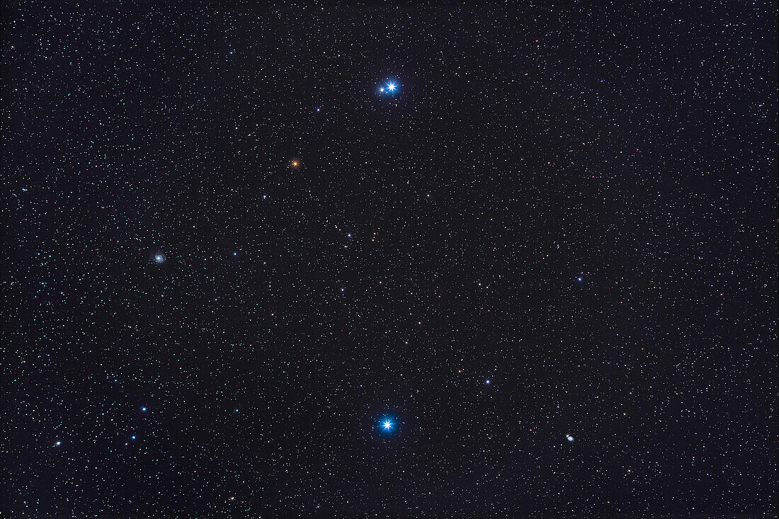 Diese Weitwinkelaufnahme umrahmt die Endsterne des Henkels des Großen Wagens - Mizar oben und Alkaid unten - und zeigt auch die hellen Galaxien Messier 101 (links) und Messier 51 (rechts unten, auch bekannt als Whirlpool-Galaxie). Sie sind auf diesem Bildmaßstab klein, aber das Bild dient zur Veranschaulichung der Lage dieser Galaxien im Verhältnis zum Handle auf der Sucherkarte. Der berühmte Doppelstern Mizar und Alcor ist ebenfalls oben zu sehen, ebenso wie der rote Riesenstern 83 Ursa Majoris. Das Feld ist 10° x 15°, also breiter als ein Fernglas.