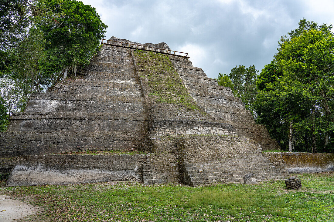 Struktur 216 auf der Plaza E in den Maya-Ruinen im Yaxha-Nakun-Naranjo-Nationalpark, Guatemala. Die Struktur 216 ist die höchste Pyramide in den Yaxha-Ruinen.