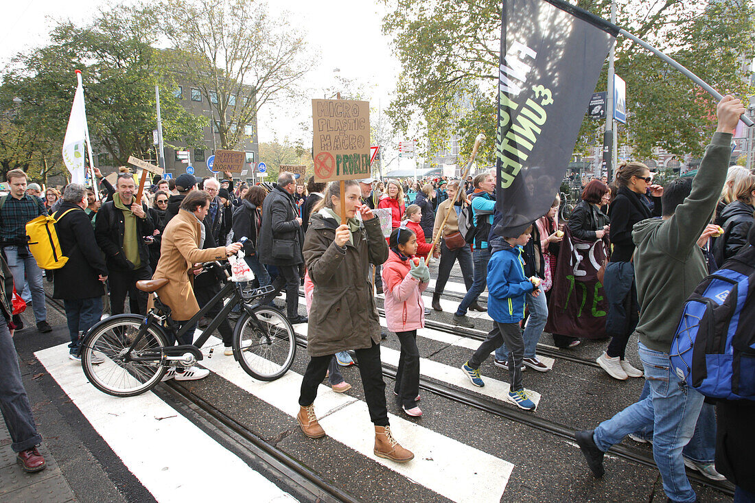 Umweltaktivisten und Unterstützer nehmen am 12. November 2023 in Amsterdam, Niederlande, am Marsch für Klima und Gerechtigkeit teil. Die Demonstranten fordern von der niederländischen Regierung und den führenden Politikern der Welt Maßnahmen zur Bekämpfung des Klimawandels, der immer wieder Hitzerekorde bricht und tiefgreifende Veränderungen für alles Leben auf der Erde mit sich bringt. Schätzungsweise 70.000 Menschen haben am Sonntag am Klimamarsch in Amsterdam teilgenommen, so die Stadtverwaltung von Amsterdam.