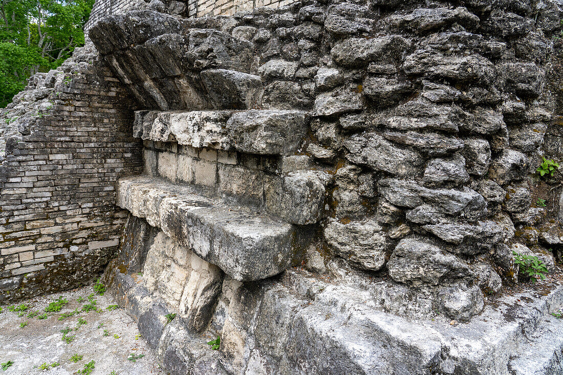 Detail der Talud-Tablero-Architektur in den Maya-Ruinen im Yaxha-Nakun-Naranjo-Nationalpark, Peten, Guatemala. Struktur 1 der Maler-Gruppe oder Plaza der Schatten.