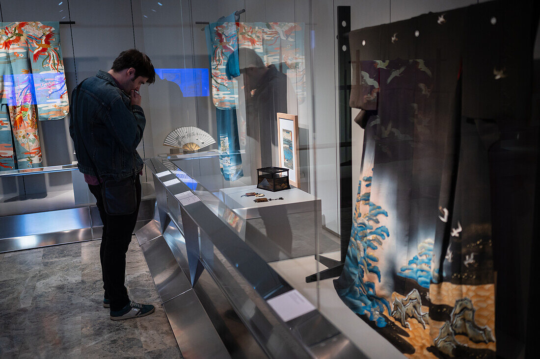 Kimono: Piel de Seda Ausstellung im Museo de Zaragoza mit Stücken aus der Sammlung von Anita Henry, Aragonien, Spanien