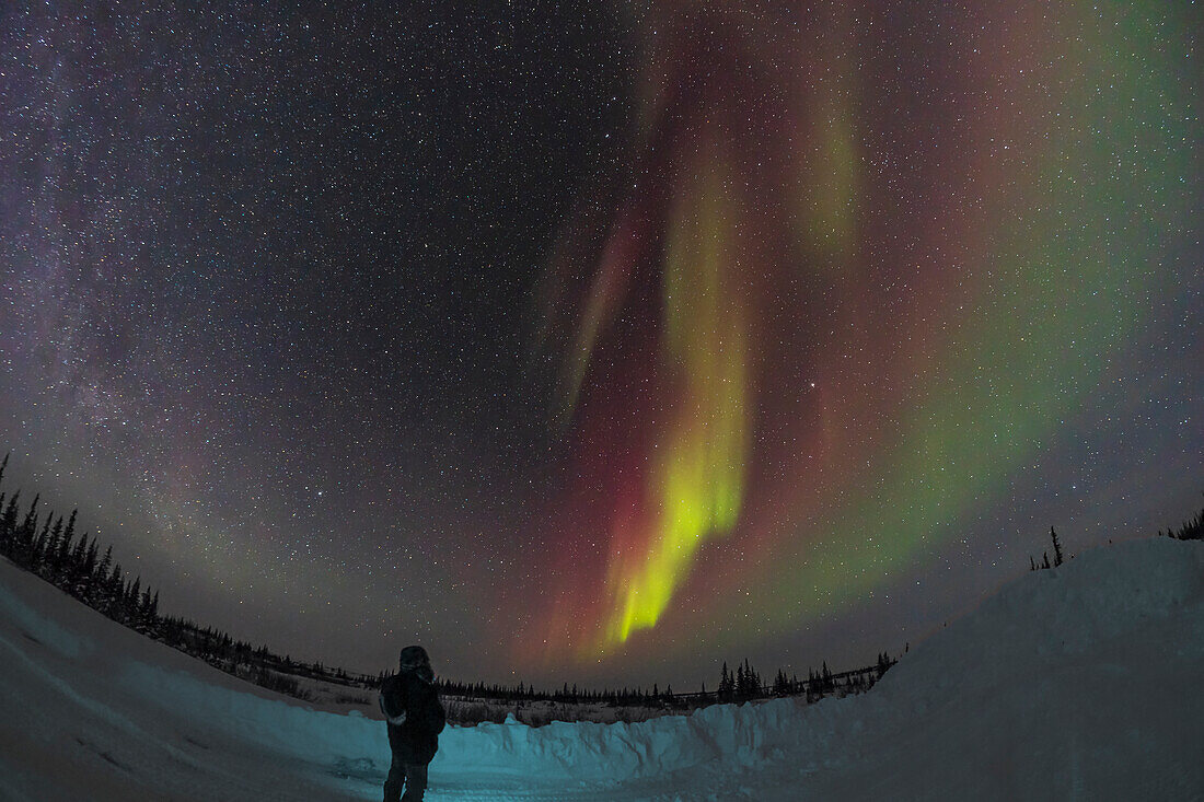 Ein Polarlicht-Selfie vom Churchill Northern Studies Centre mit schwachen, aber farbenprächtigen Bögen im Nordosten zu dieser Zeit. Das war am 19. Februar 2023. Das Licht stammt von einer kleinen Taschenlampe.