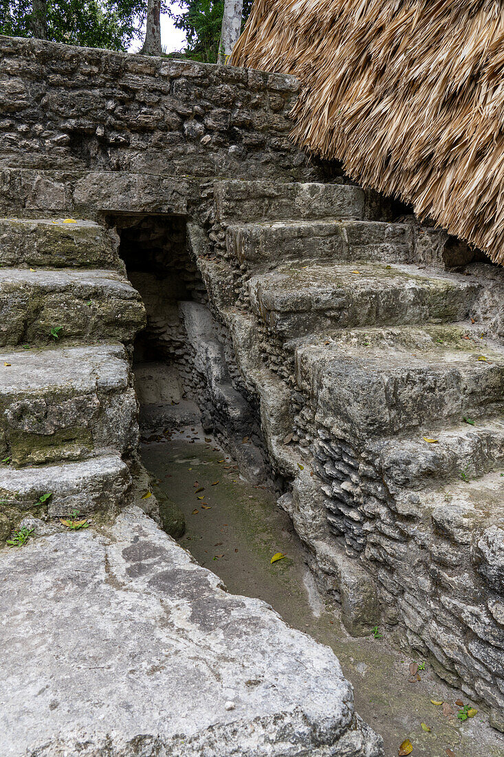Ausgrabung, die frühere Bauschichten in der Nordakropolis der Maya-Ruinen im Yaxha-Nakun-Naranjo-Nationalpark in Guatemala zeigt. Bauwerk 135.