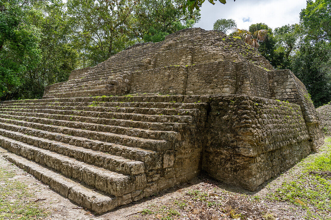 Struktur 4 der Malergruppe oder Plaza der Schatten in den Maya-Ruinen im Yaxha-Nakun-Naranjo-Nationalpark, Guatemala.