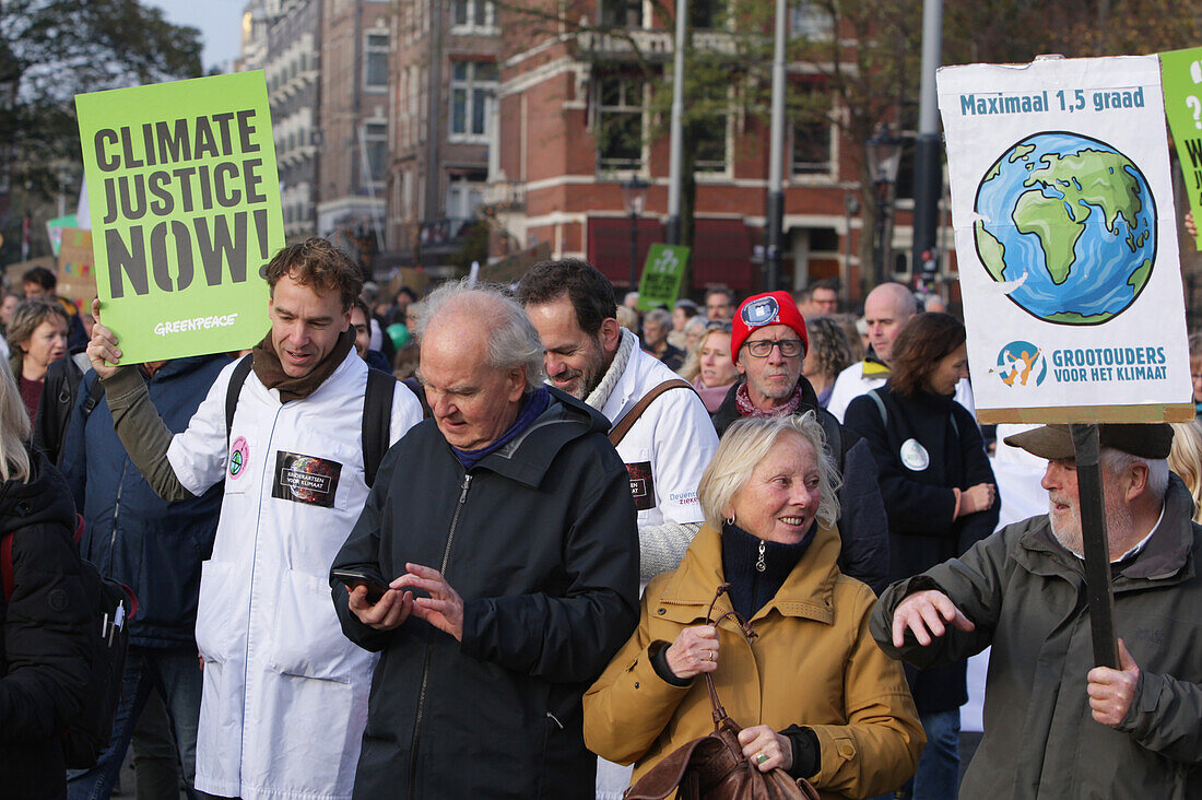 Umweltaktivisten und Unterstützer nehmen am 12. November 2023 in Amsterdam, Niederlande, am Marsch für Klima und Gerechtigkeit teil. Die Demonstranten fordern von der niederländischen Regierung und den führenden Politikern der Welt Maßnahmen zur Bekämpfung des Klimawandels, der immer wieder Hitzerekorde bricht und tiefgreifende Veränderungen für alles Leben auf der Erde mit sich bringt. Schätzungsweise 70.000 Menschen haben am Sonntag am Klimamarsch in Amsterdam teilgenommen, so die Stadtverwaltung von Amsterdam.