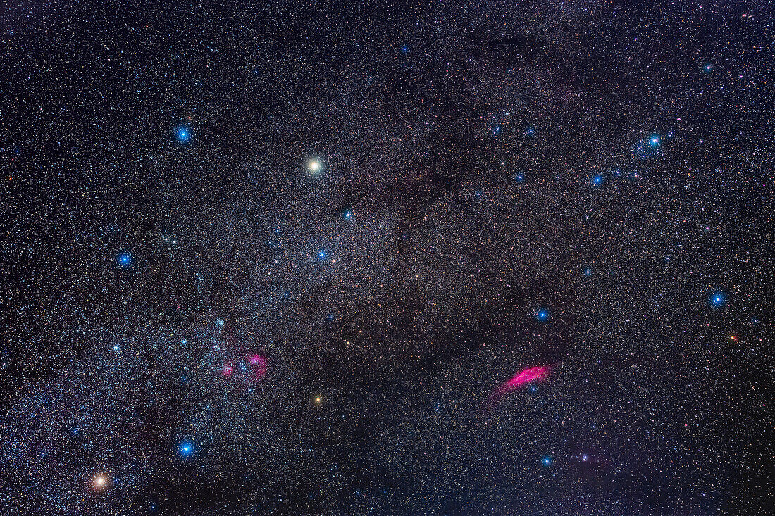 Ein Bild des nördlichen Winterhimmels mit den Sternbildern Auriga (links) und Perseus (oben rechts). Die Messier-Sternhaufen M36, M37 und M38 in Auriga sind unten links gut zu erkennen, zusammen mit dem Flammenden Stern, IC 405, und anderen IC-Nebeln in Auriga. Der große Nebel unten rechts ist NGC 1499, der Kaliforniennebel. Die Gruppe von blauen Sternen oben rechts ist die Perseus-OB-Assoziation, auch bekannt als Melotte 20. Mars befindet sich unten links im Stier, wo er sich am 17. März 2023 befand.