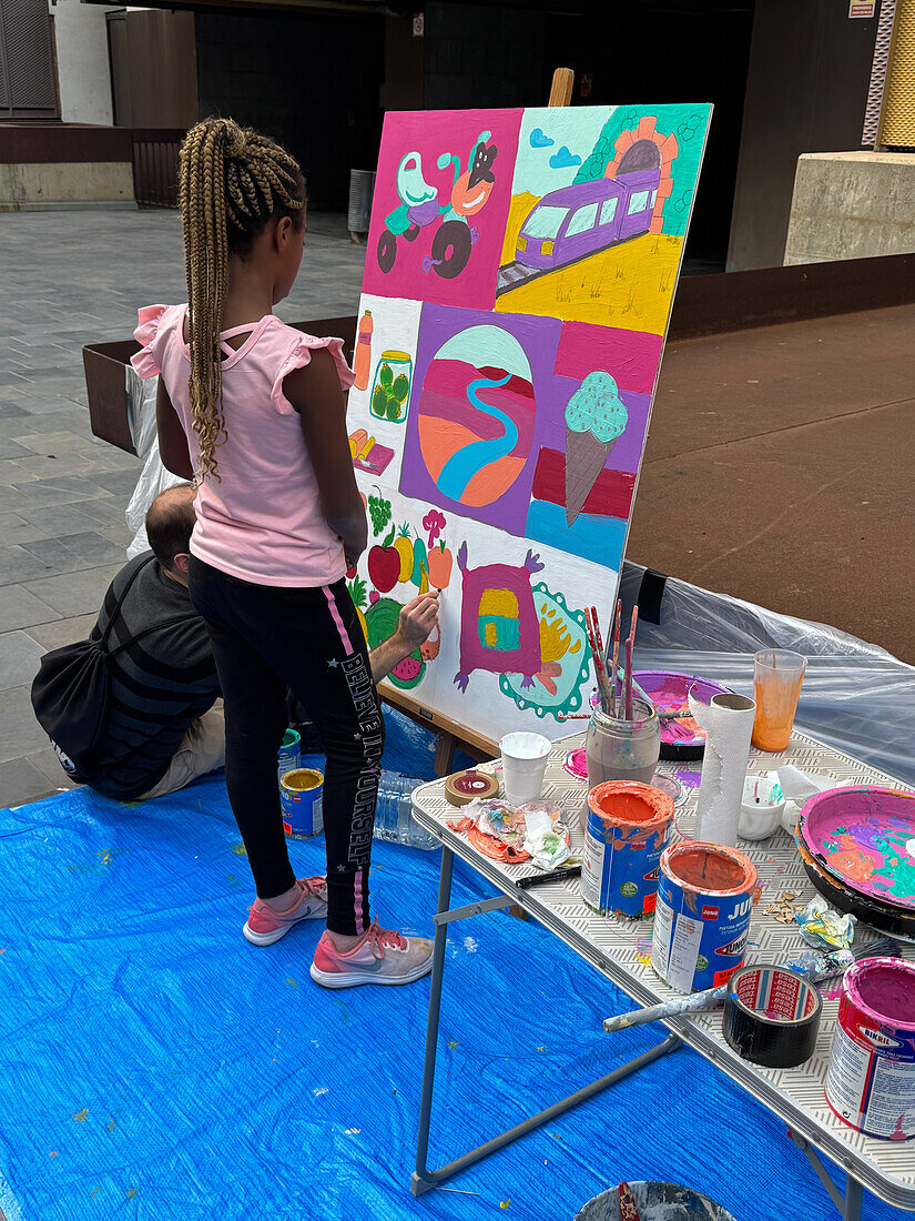 Straßenkunstprojekt des Studios ArteBrije in Zusammenarbeit mit Einwandererkindern in Zaragoza, Spanien