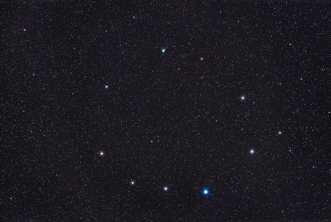 Komet 2022 E3 (ZTF) oben, als grüner, unscharfer Stern über dem Halbkreis der Sterne, die das Sternbild Corona Borealis, die nördliche Krone, markieren. Der Komet näherte sich zu diesem Zeitpunkt (3. Januar 2023) der Sonne und der Erde und wurde heller, war aber auch hier schon mit einem Fernglas zu sehen und hatte einen kurzen Staubschweif und eine cyanfarbene Koma. ZTF = Zwicky Transient Facility, das Teleskop, mit dem der Komet Anfang 2022 entdeckt wurde.