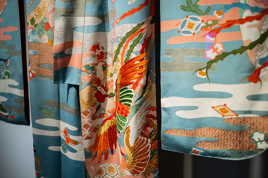 Kimono-Furisode aus der Taisho-Ära mit kinsha chirimen Seide, bestickt mit Goldfäden.