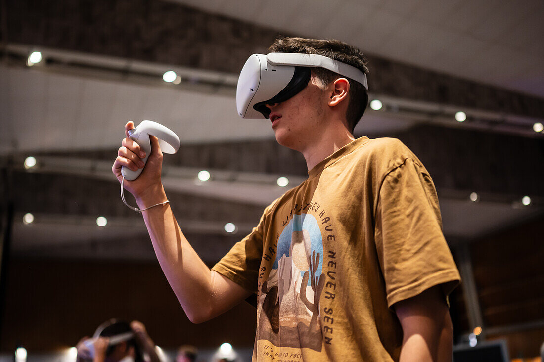 Teenager spielt mit Meta Quest 2 All-in-One VR-Headset während ZGamer, einem Festival für Videospiele, digitale Unterhaltung, Brettspiele und YouTuber während der El Pilar Fiestas in Zaragoza, Aragonien, Spanien