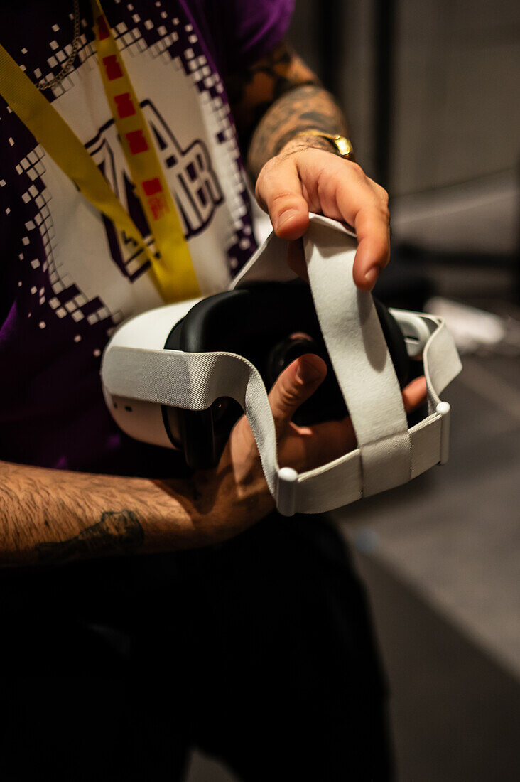 Junger Mann spielt mit Meta Quest 2 All-in-One VR-Headset während ZGamer, einem Festival für Videospiele, digitale Unterhaltung, Brettspiele und YouTuber während der El Pilar Fiestas in Zaragoza, Aragonien, Spanien