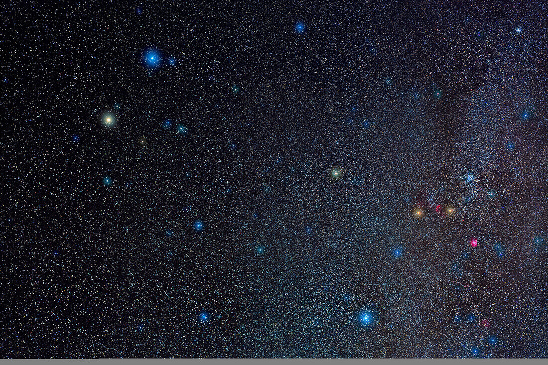 Eine Aufnahme des nördlichen Winterhimmels im Sternbild Zwillinge. Der Messier-Sternhaufen M35 ist rechts zu sehen,zusammen mit den Emissionsnebeln IC 443 und NGC 2174. Die Zwillingssterne Castor (oben) und Pollux sind links zu sehen, wobei sie hier einen Farbunterschied aufweisen. Die Milchstraße verläuft auf der rechten Seite des Bildes und macht diesen Bereich viel heller und reicher als den Himmel auf der linken Seite.