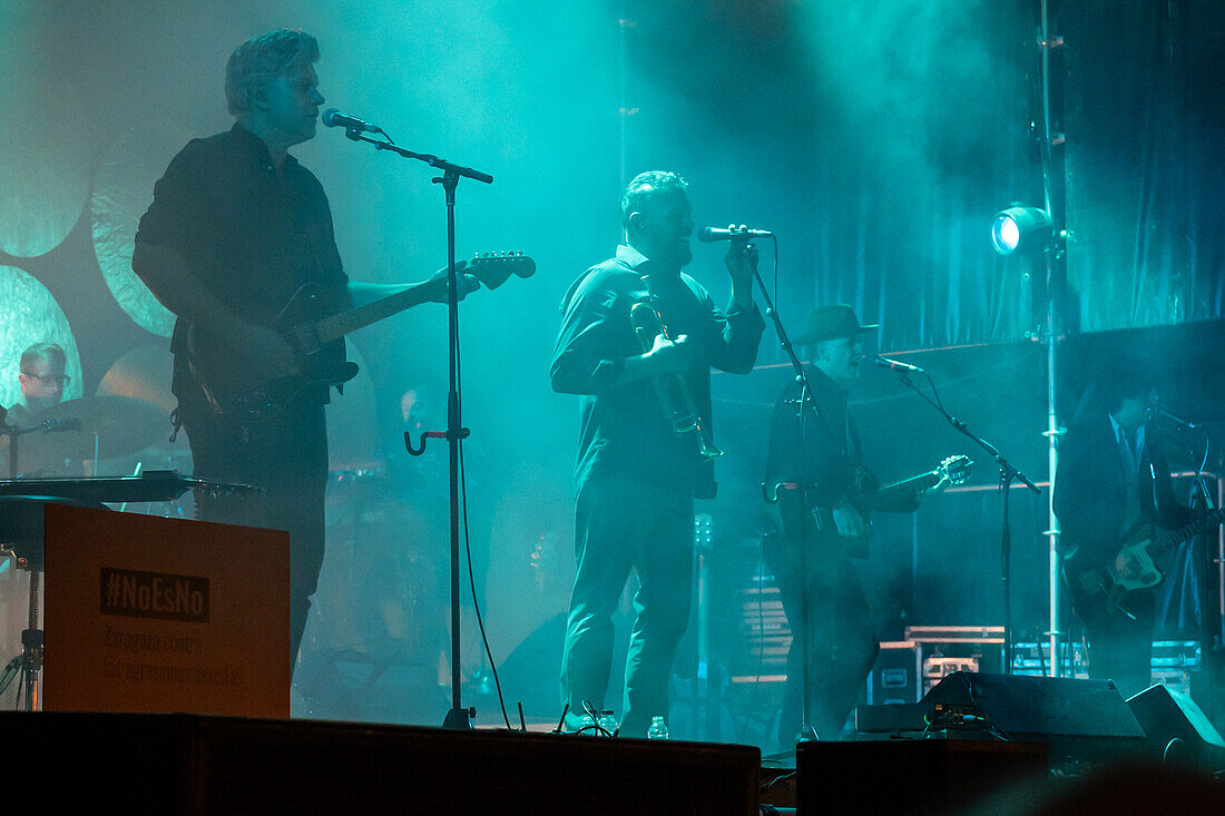 Calexico spielen live im Jardin de Invierno von Zaragoza während der Fiestas del Pilar, Spanien.