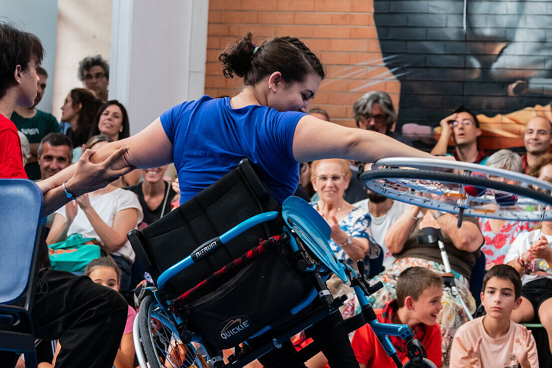 Zirkusvorstellung mit Kindern im Centro Civico La Almozara während der Fiestas de el Pilar, Zaragoza, Aragonien, Spanien