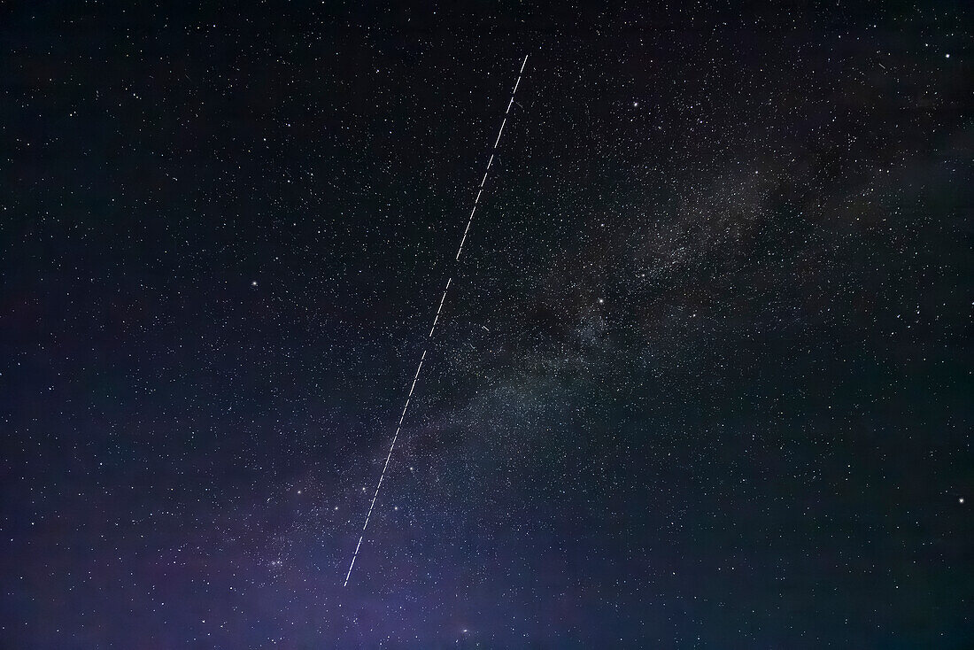 Der Vorbeiflug der SpaceX G2-9 Starlink-Gruppe gegen 3:30 Uhr am 14. Mai 2023, wobei die Satellitenkette vier Tage nach ihrem Start am 10. Mai von der Vandenburgh Air Force Base in Kalifornien noch immer hell leuchtet.