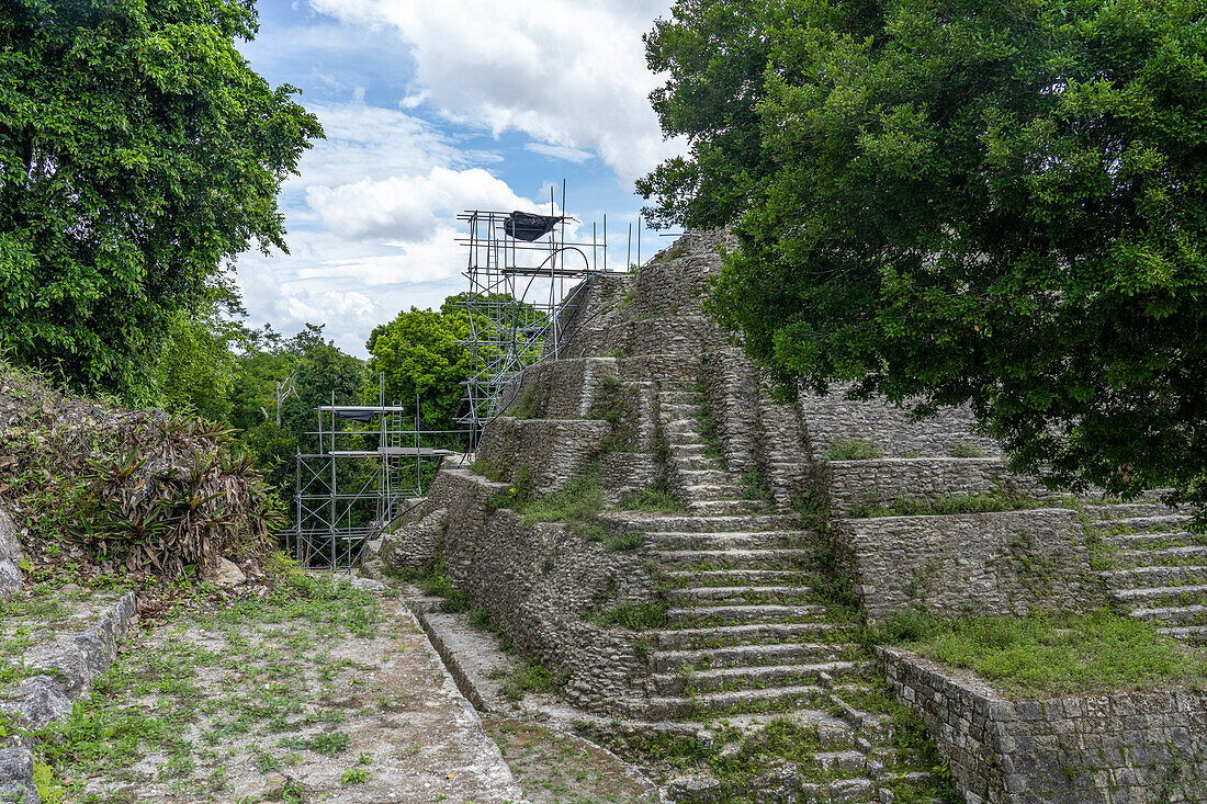 Gerüst für archäologische Arbeiten an der Struktur 137 der Nordakropolis in den Maya-Ruinen im Yaxha-Nakun-Naranjo-Nationalpark, Guatemala.