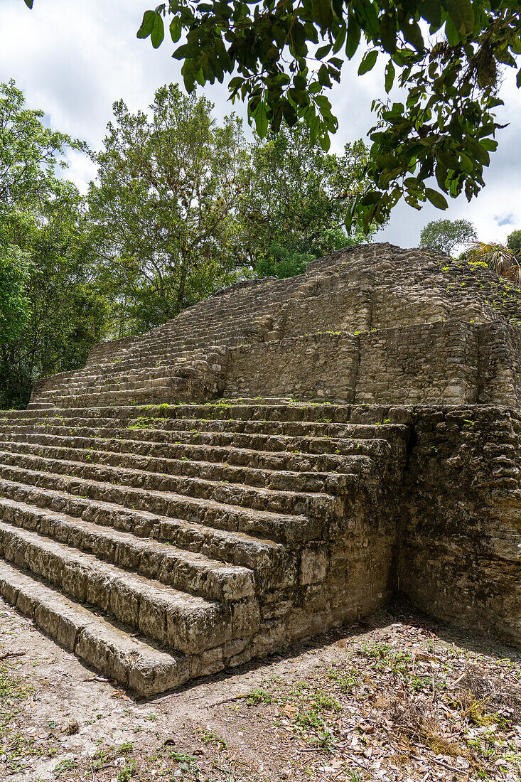 Struktur 4 der Maler-Gruppe oder Plaza der Schatten in den Maya-Ruinen im Yaxha-Nakun-Naranjo-Nationalpark, Guatemala.