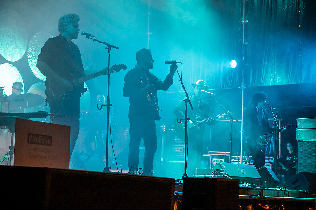 Calexico spielen live im Jardin de Invierno von Zaragoza während der Fiestas del Pilar, Spanien.