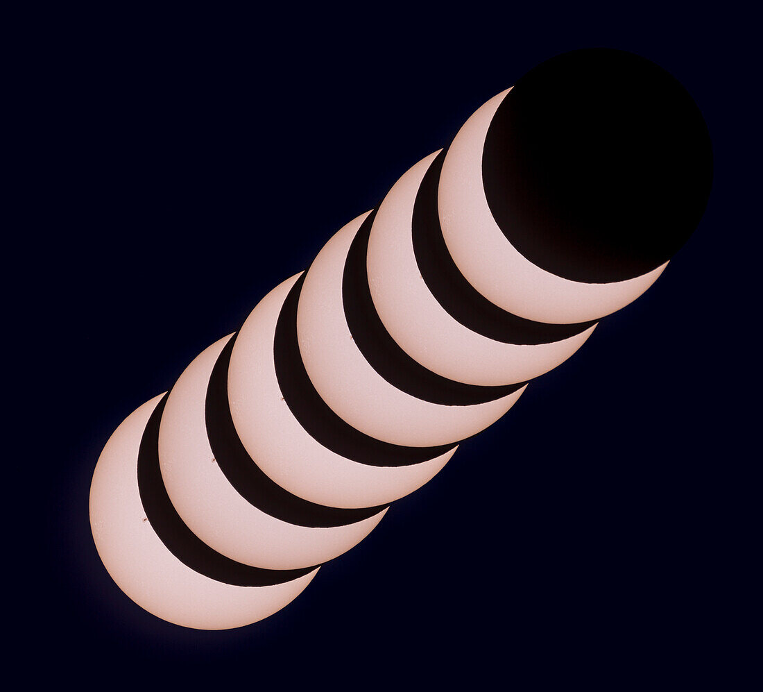 Dies ist eine Zusammenstellung der ringförmigen Sonnenfinsternis vom 14. Oktober 2023 mit einer Sequenz von sechs Bildern, die zeigen, wie der Mond über einen Sonnenfleck wandert, den größten, der an diesem Tag auf der Sonne zu sehen war.