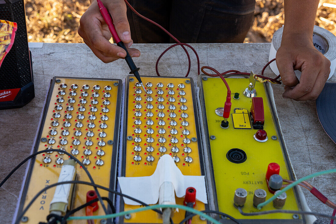 Ein Techniker demonstriert elektrische Auslöser oder Steuerungen für Feuerwerkskörper für eine Feuerwerksshow auf einem Feld in Utah.