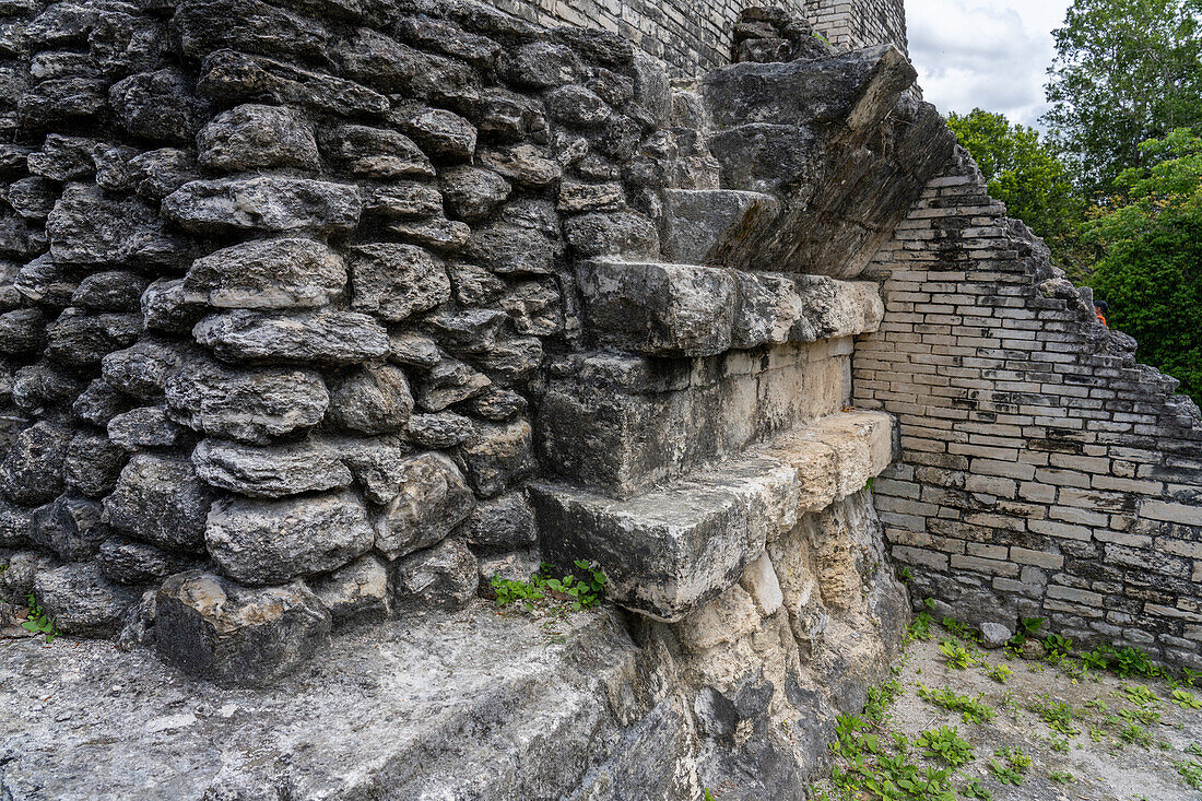 Detail des architektonischen Talud-Tablero-Stils in den Maya-Ruinen im Yaxha-Nakun-Naranjo-Nationalpark, Peten, Guatemala. Struktur 1 der Maler-Gruppe oder Plaza of the Shadows.