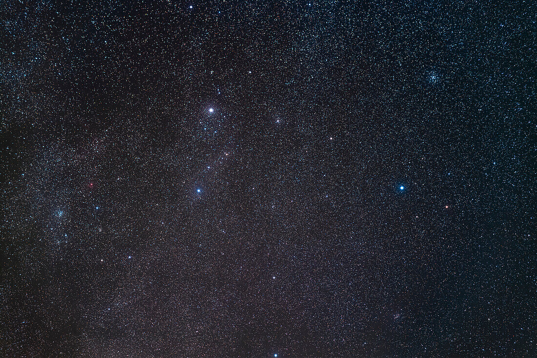 Dies ist eine Rahmung des größten Teils des Sternbilds Perseus, mit der Kernregion, der Gruppe von Sternen, die Perseus OB Association genannt wird und Alpha Persei oder Mirphak umgibt, links und über der Mitte. Die große Gruppe wird auch Melotte 20 oder der bewegliche Perseus-Haufen genannt.