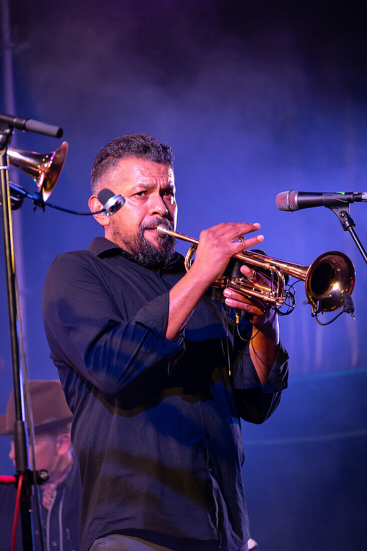 Calexico spielen live im Jardin de Invierno von Zaragoza während der Fiestas del Pilar, Spanien.