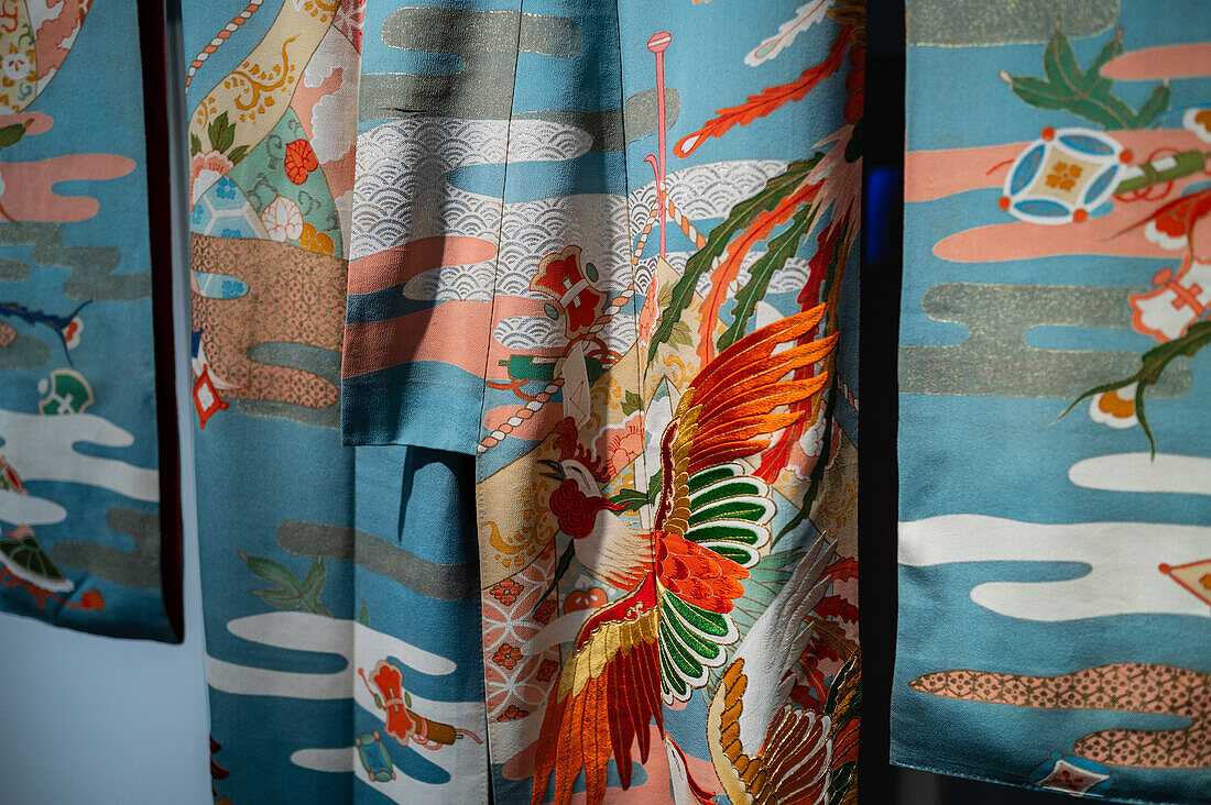 Kimono-Furisode aus der Taisho-Ära aus mit Goldfäden bestickter Kinsha-Chirimen-Seide.