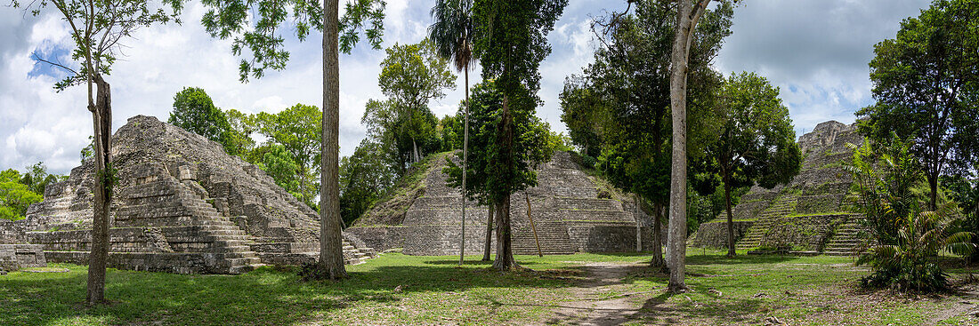 Strukturen 144, 142 und 137, Tempelpyramiden in der nördlichen Akropolis in den Maya-Ruinen im Yaxha-Nakun-Naranjo-Nationalpark, Guatemala.