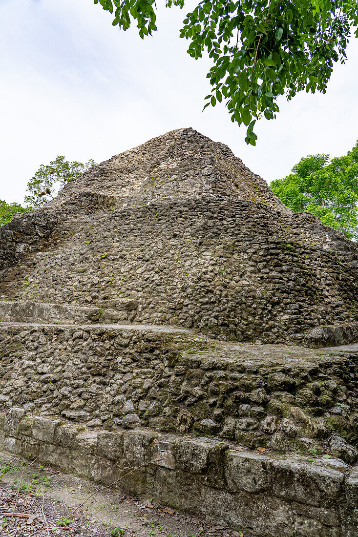 Eine Tempelpyramide auf Plaza C, vermutlich ein astronomischer Komplex in den Maya-Ruinen im Yaxha-Nakun-Naranjo-Nationalpark, Guatemala.