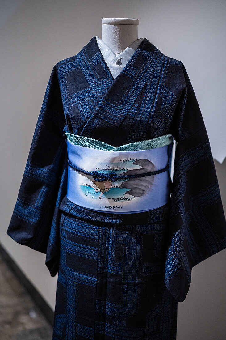 Kimono komon aus der Heisei-Ära. Nagoya obi aus der Showa-Ära in Shioze Habutae-Seide.