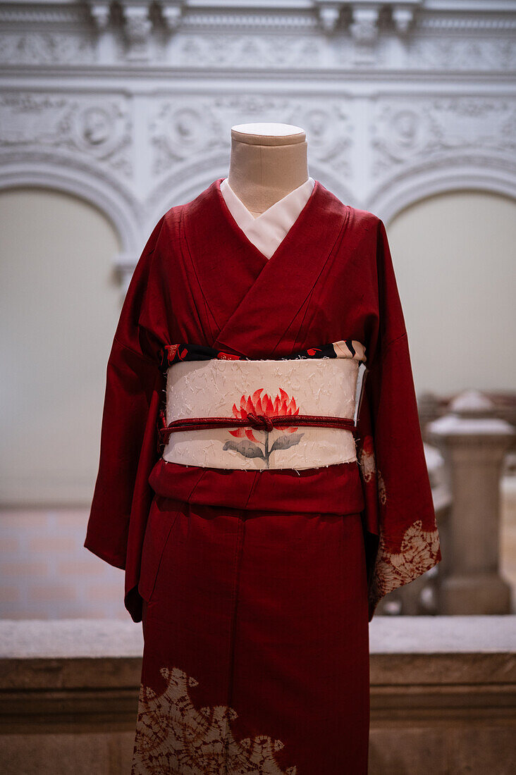 Kimono homongi aus der Taisho-Ära mit Tsumugi-Seide, gefärbt mit Shibori-Technik. Nagoya Obi aus der mittleren Showa-Zeit mit hoher Tsumugi-Seide, verziert mit Katazome-Technik.