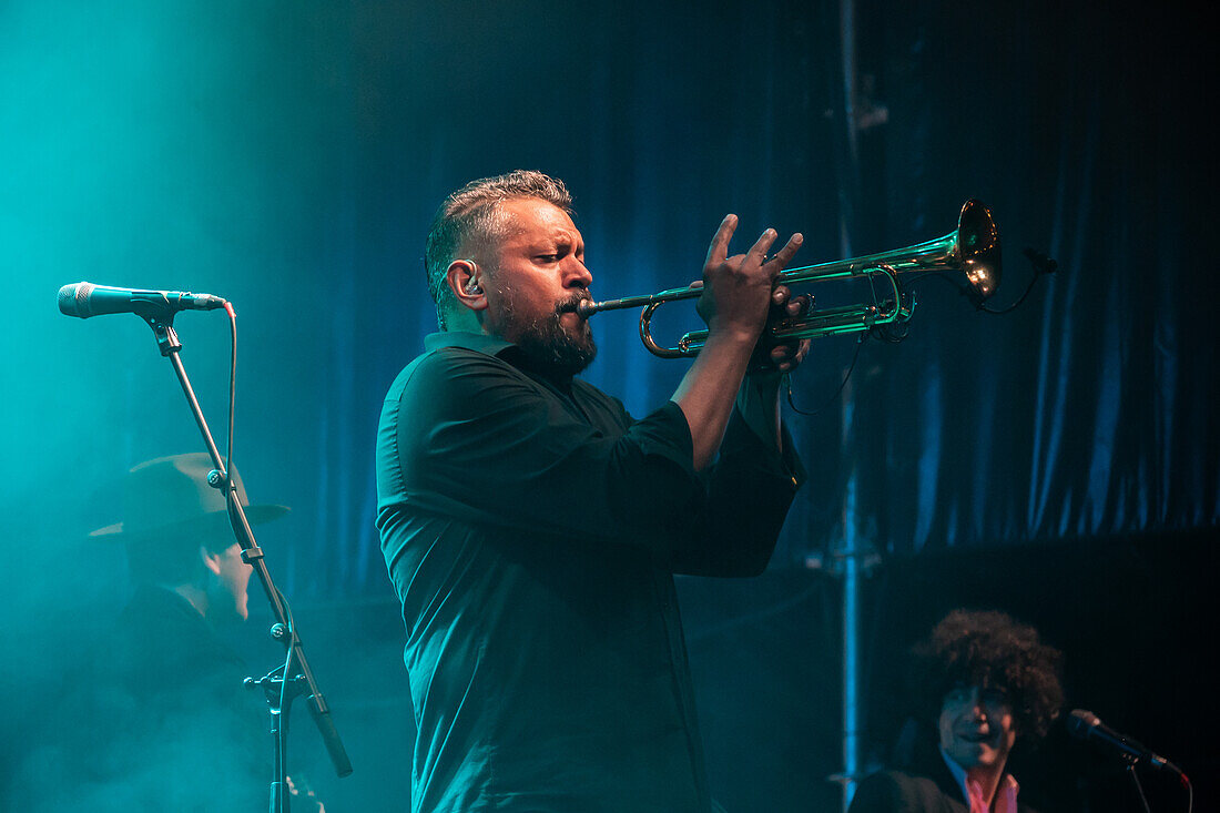 Calexico spielen live im Jardin de Invierno von Zaragoza während der Fiestas del Pilar, Spanien.