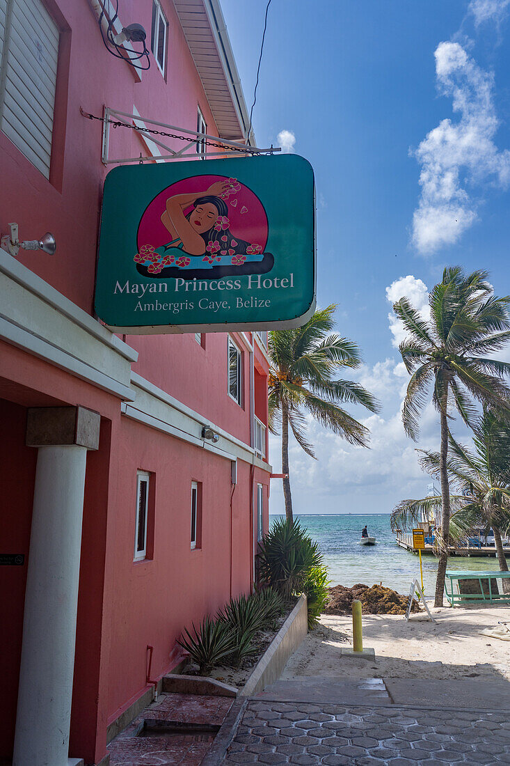 Das Schild für das Mayan Princess, ein Strandhotel in San Pedro auf Ambergris Caye in Belize.