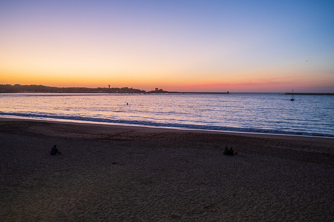 Grande Plage Strand bei Sonnenuntergang in Saint Jean de Luz, Fischerdorf an der Mündung des Flusses Nivelle, im südwestlichen Baskenland Frankreichs