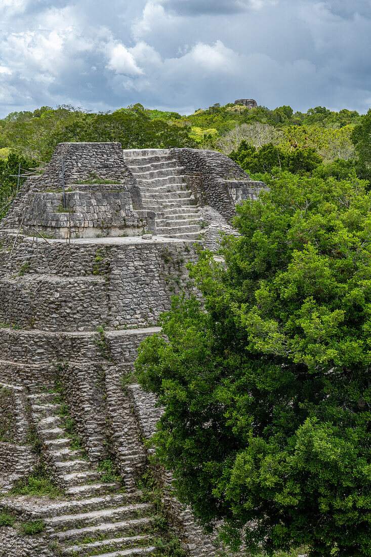 Struktur 137, eine Tempelpyramide in der nördlichen Akropolis in den Maya-Ruinen im Yaxha-Nakun-Naranjo-Nationalpark, Guatemala. Struktur 216, die höchste Pyramide in Yaxha, befindet sich oberhalb der Baumgrenze.