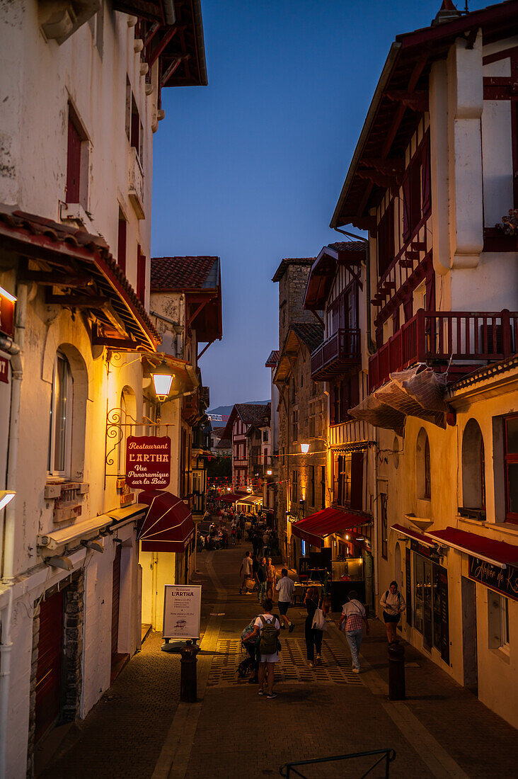 Rue de la Republique vor dem Strand Grande Plage von Saint Jean de Luz, einem Fischerdorf an der Mündung des Flusses Nivelle im südwestfranzösischen Baskenland