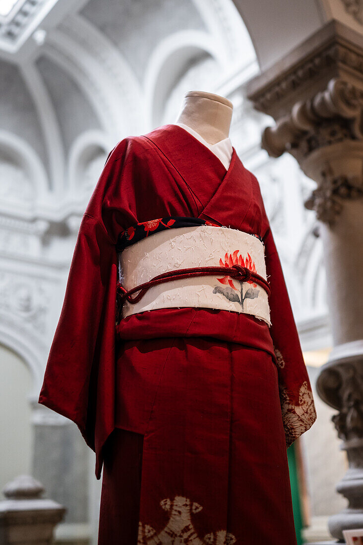 Kimono homongi aus der Taisho-Ära mit Tsumugi-Seide, gefärbt mit Shibori-Technik. Nagoya Obi aus der mittleren Showa-Zeit mit hoher Tsumugi-Seide, verziert mit der Katazome-Technik.