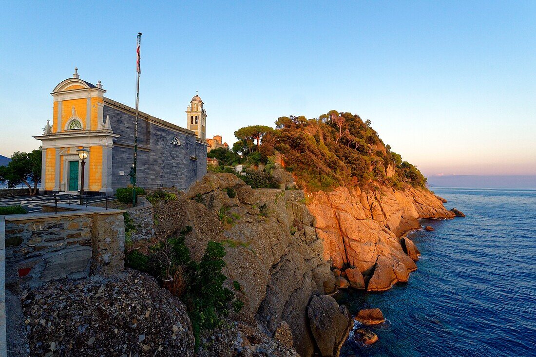 Italien, Ligurien, Riviera ligure, Naturpark von Portofino, Dorf Portofino, Kirche San Giorgio und Castello Brown im Hintergrund