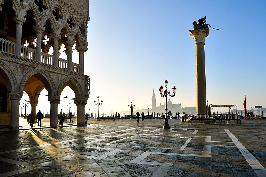 Italien, Venetien, Venedig (UNESCO-Welterbe), Markusplatz, Dogenpalast (Palazzo Ducale), Säule mit dem Löwen von Venedig, Basilika und Abteikirche von San Giorgio Maggiore im Hintergrund