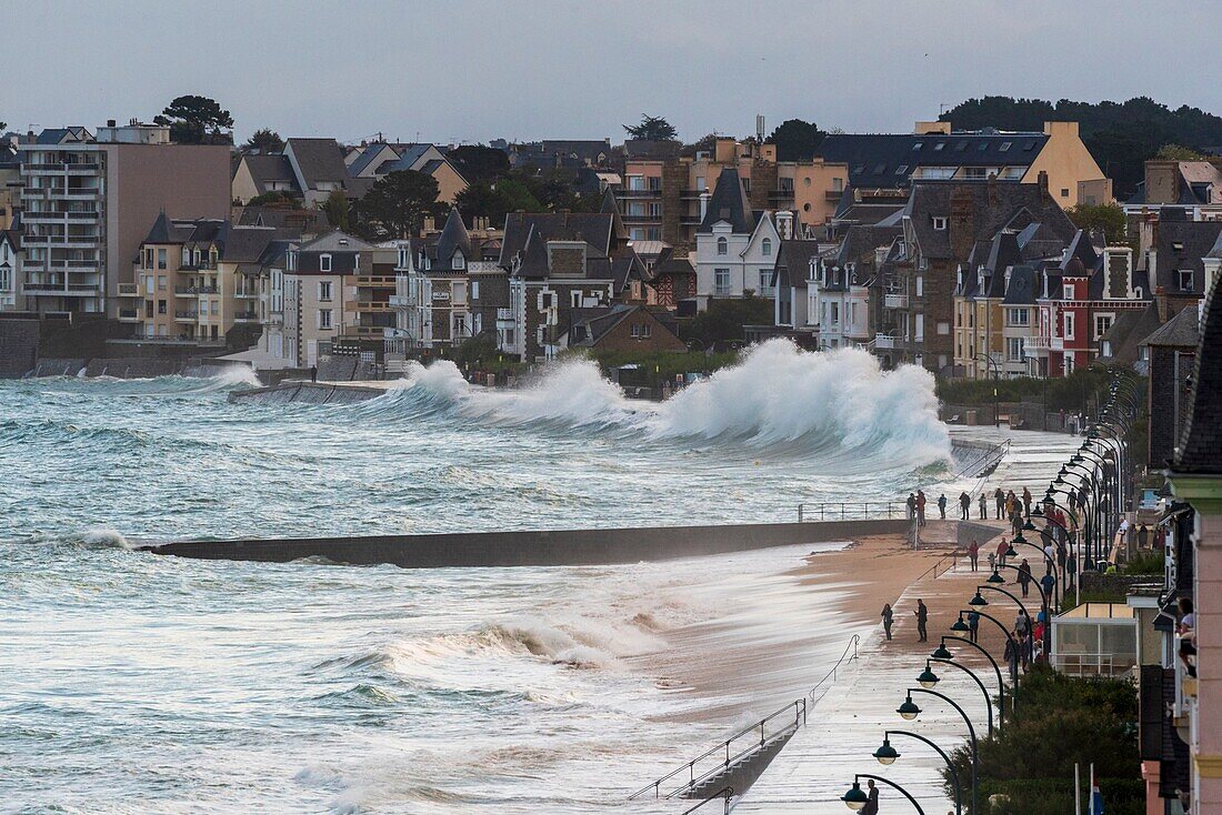 France, Ille et Vilaine, Saint Malo, Sillon beach, storm