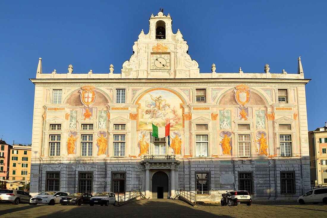 Italien, Ligurien, Genua, Porto Antico, Palazzo San Giorgio aus dem Jahr 1260 mit Fresken von Carlo Braccesco, Sankt Georg im Kampf mit dem Drachen