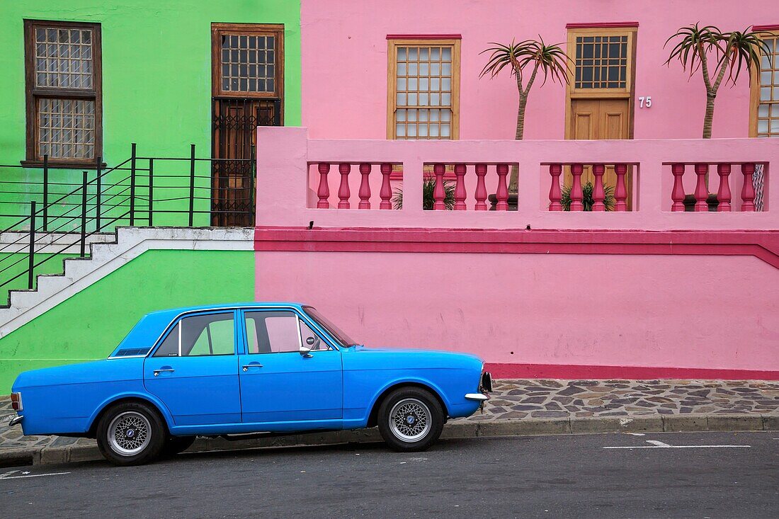 Südafrika, Westkap, Alter Ford Blue Cortina vor den bunten Fassaden des Bo-Kaap-Viertels in der Innenstadt von Kapstadt