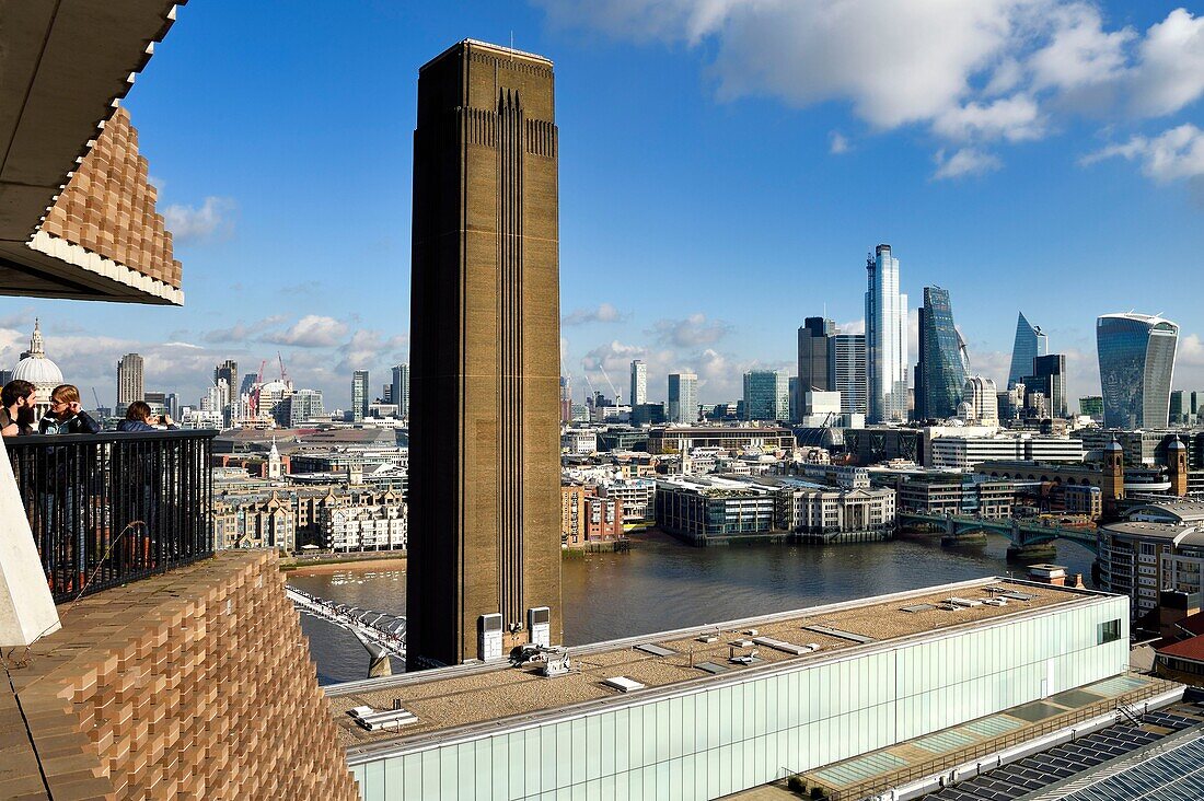 Vereinigtes Königreich, London, Stadtteil Southwark, Switch House-Terrasse an der Tate Modern am Ufer der Themse und die Wolkenkratzer der City mit dem vom Architekten Rafael Vinoly entworfenen Gebäude Fenchurch Street 20 (Spitzname: Walkie-Talkie) auf der rechten Seite