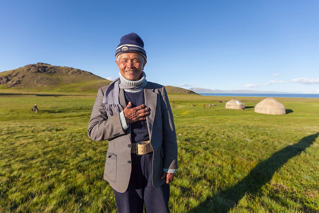 Kirgisistan, Provinz Naryn, Son-Kol See, Höhe 3000m, Mann macht ein Willkommensschild vor einem Jurtenlager